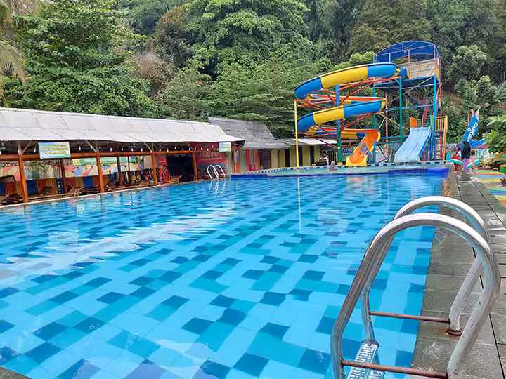 kolam renang Green Canyon Karawang