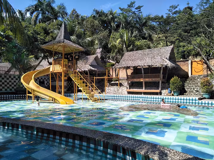 kolam renang Kampung Turis Karawang