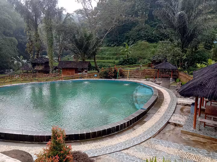 kolam renang di villa curug ciangin