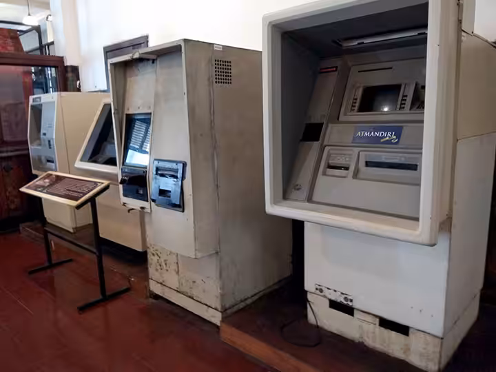 koleksi ATM jadul di bank mandiri kota tua