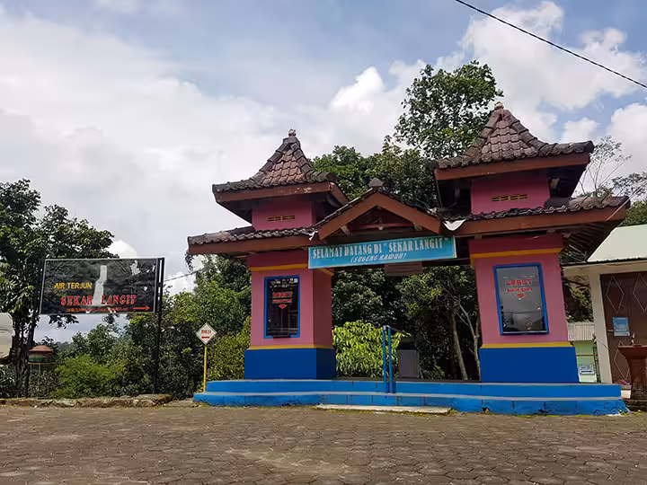 loket Air Terjun Sekarlangit