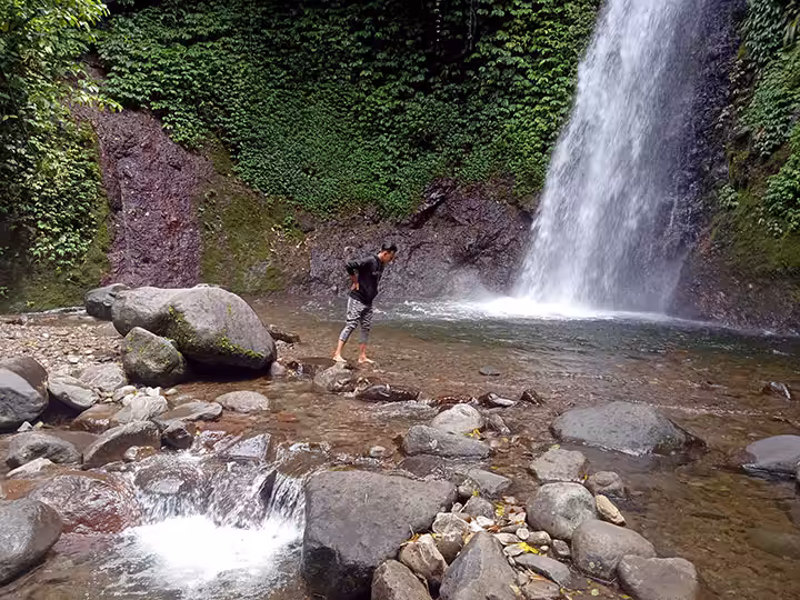 bermain di Air Terjun Sedudo