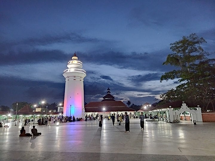 Masjid Agung Banten: Lokasi, Sejarah, Fasilitas & Daya Tarik