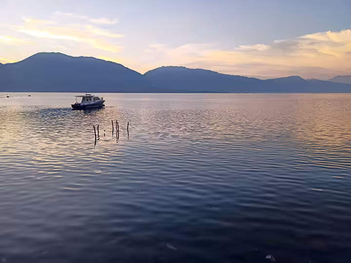 naik kapal Danau Singkarak