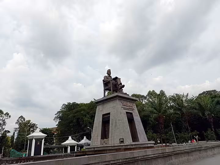 patung soekarno Stadion Manahan