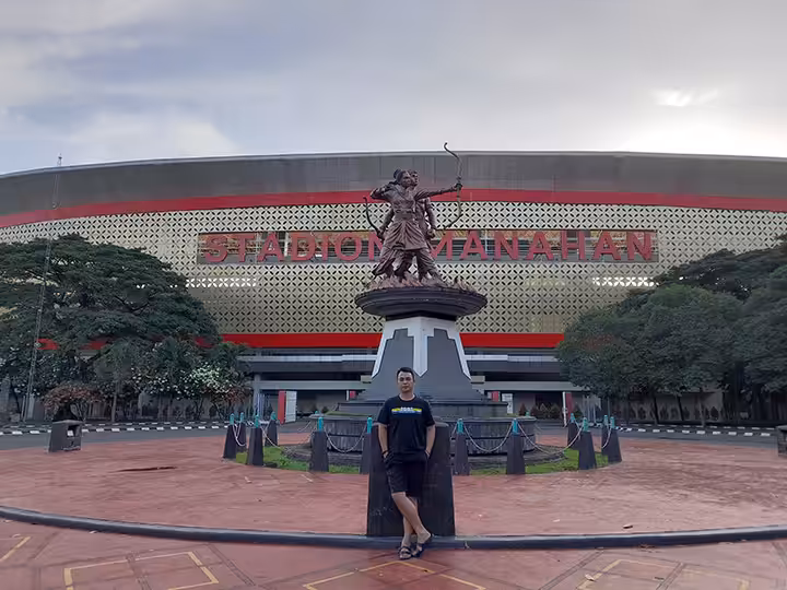 patung srikandi Stadion Manahan