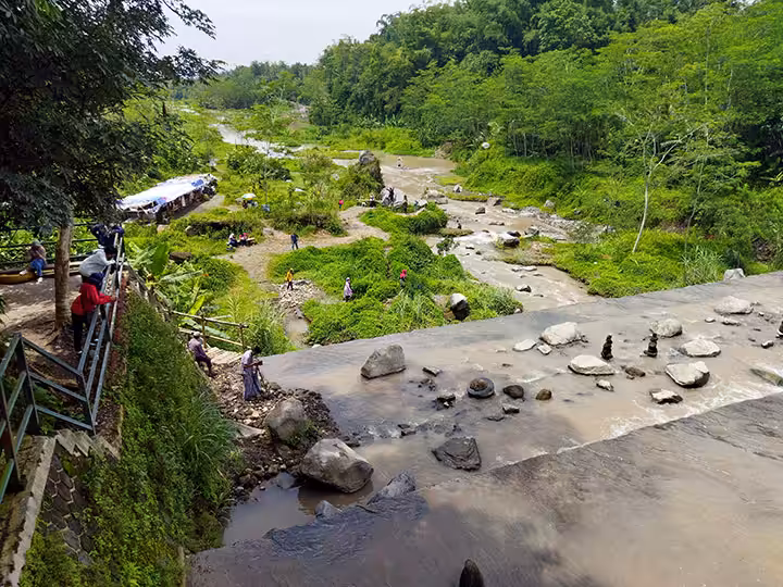 pemandangan Grojogan Watu Purbo Bangunrejo