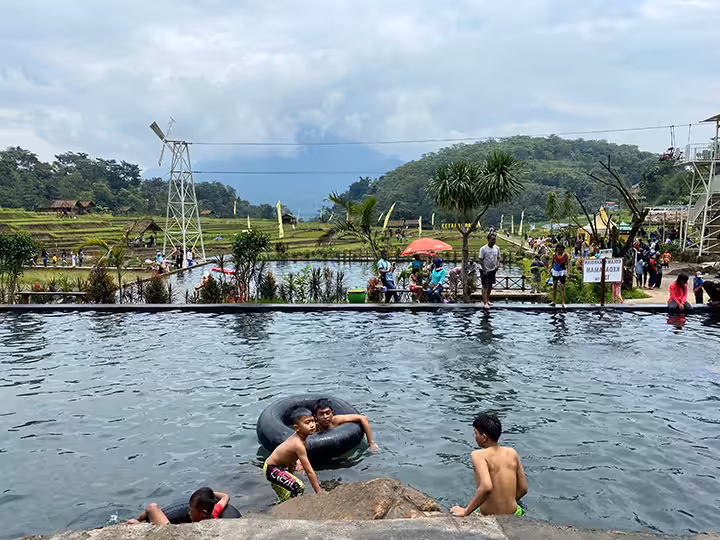 pemandian Wisata Sawah Sumber Gempong
