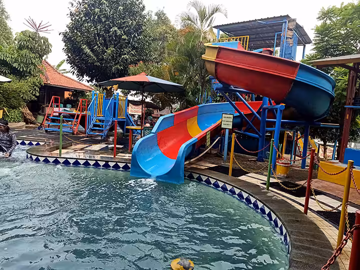 wahana perosotan Kolam Renang Batoe 54