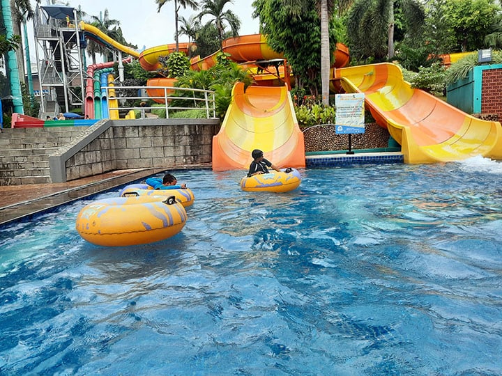perosotan oren Pondok Indah Waterpark