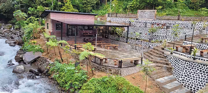 resto Cikadongdong River Tubing