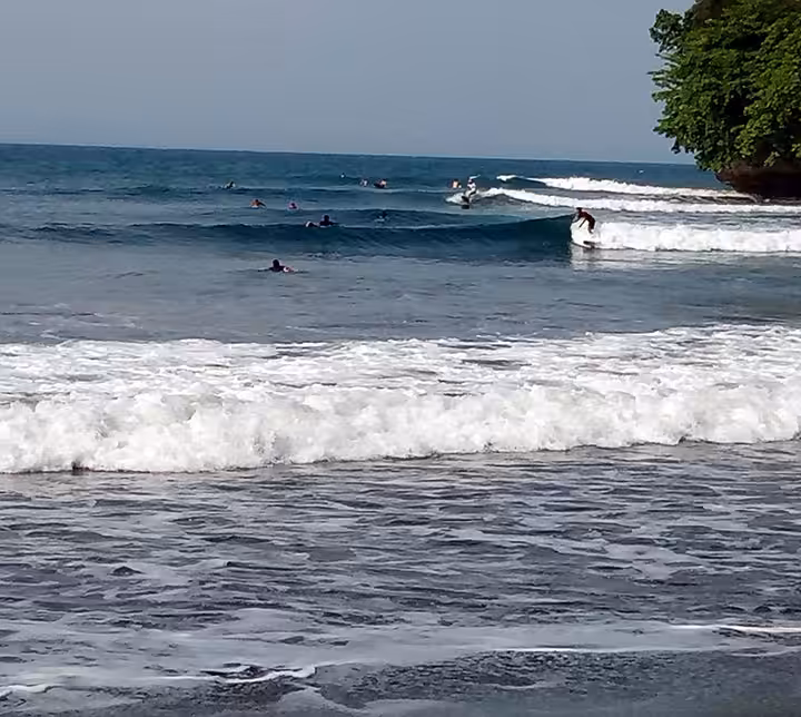 selancar di Pantai Batu karas
