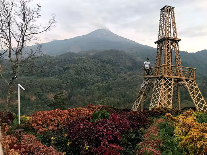 spot foto menara eiffel Sendi Adventure Mojokerto