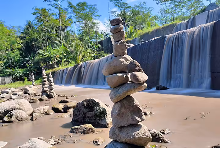 rock balancing art Grojogan Watu Purbo Bangunrejo