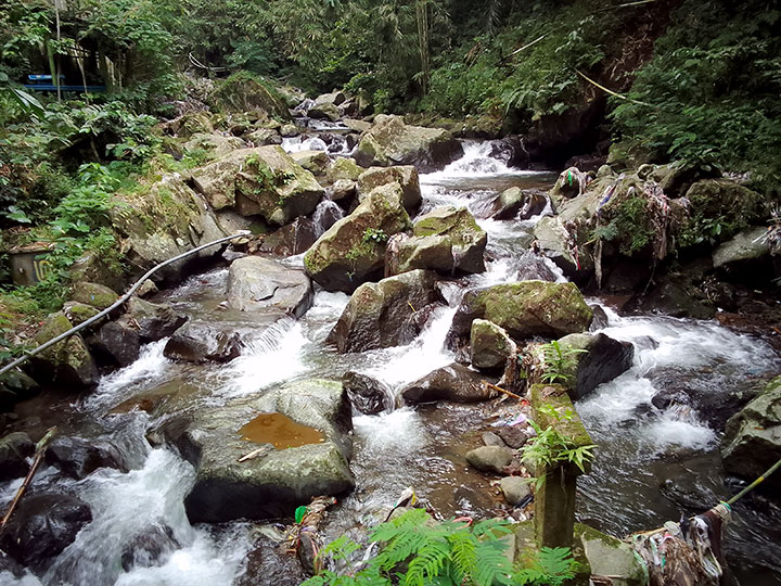 sungai air terjun sekar langit