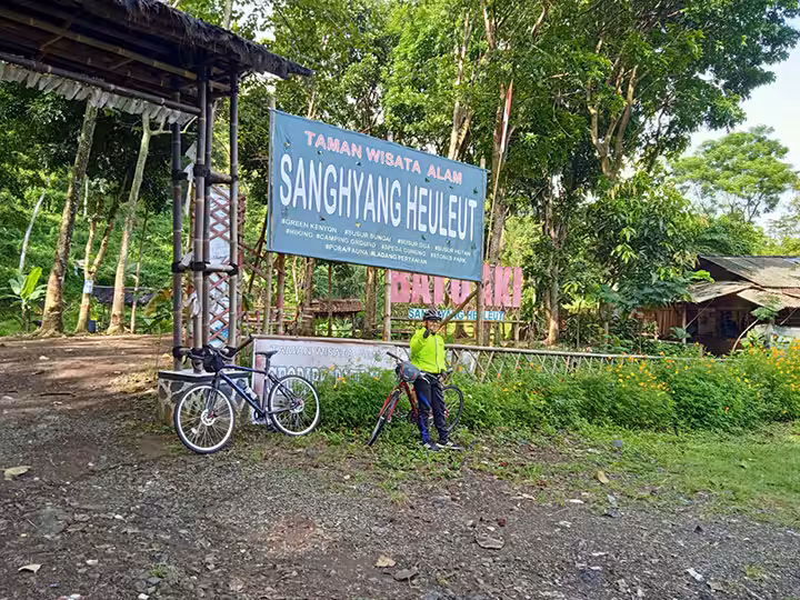 gerbang taman wisata alam Sanghyang Heuleut