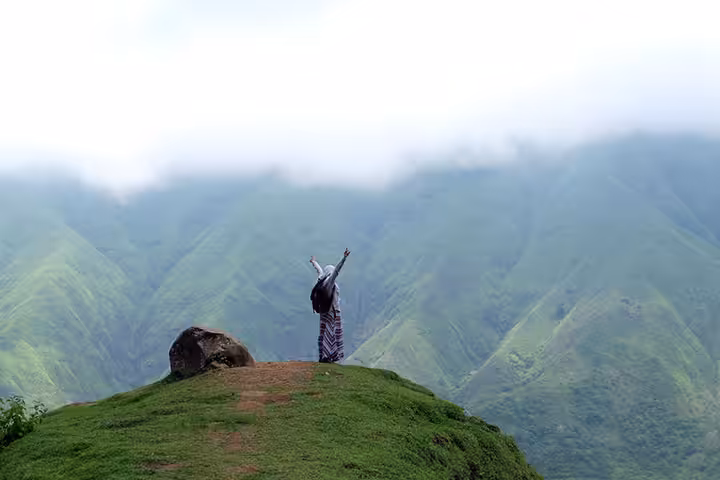 menikmati pemandangan di Bukit Selong