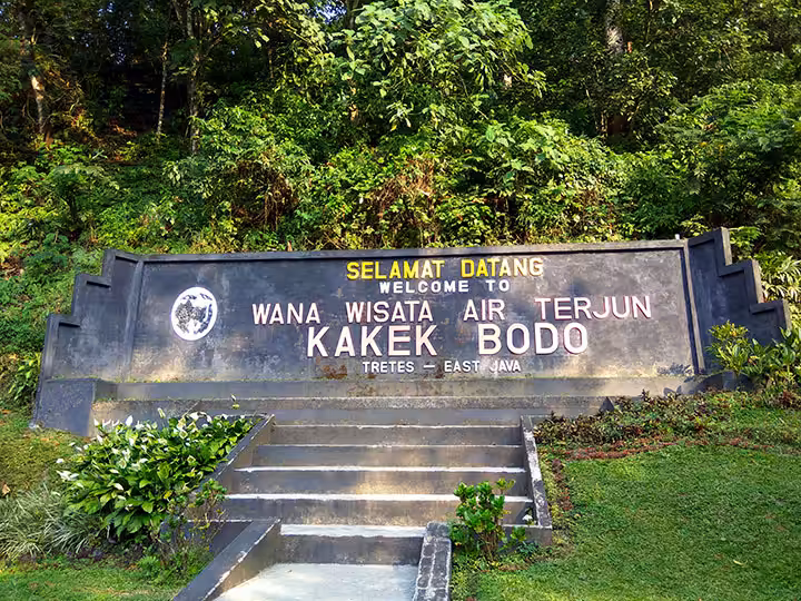 tugu Air Terjun Kakek Bodo