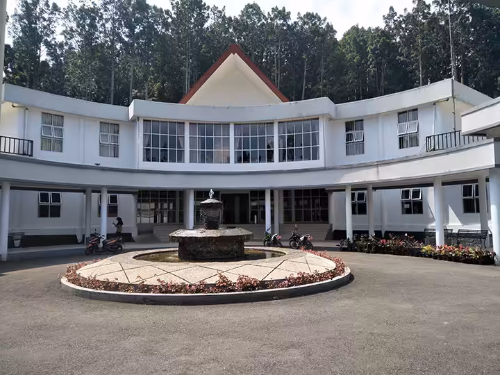 gedung putih Kebun Raya Baturaden