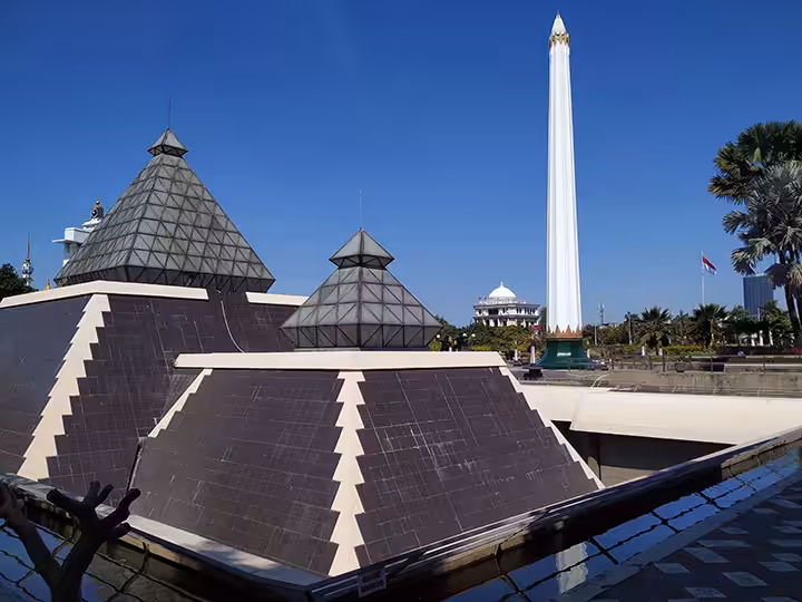 tugu pahlawan surabaya dan museum sepuluh november