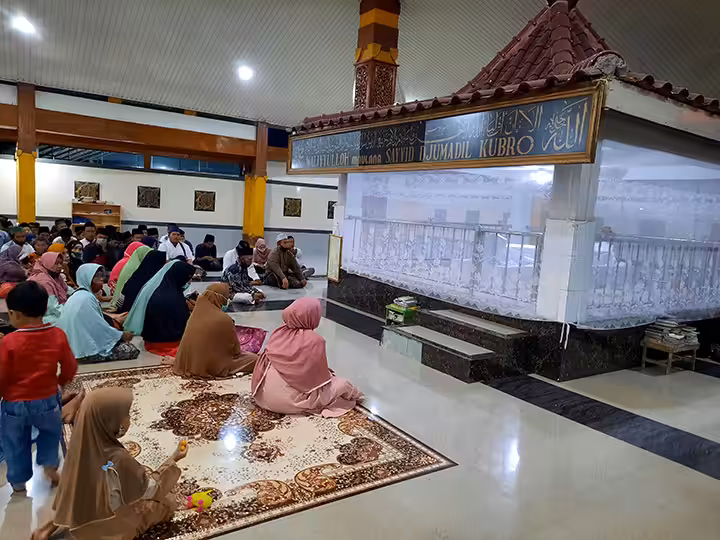 ziarah Makam Troloyo