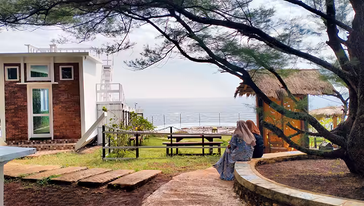 Fasilitas Teras Kaca Pantai Nguluran