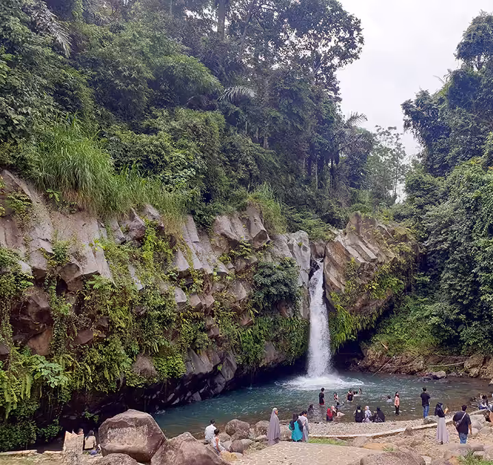 berenang di Air Terjun Way Lalaan
