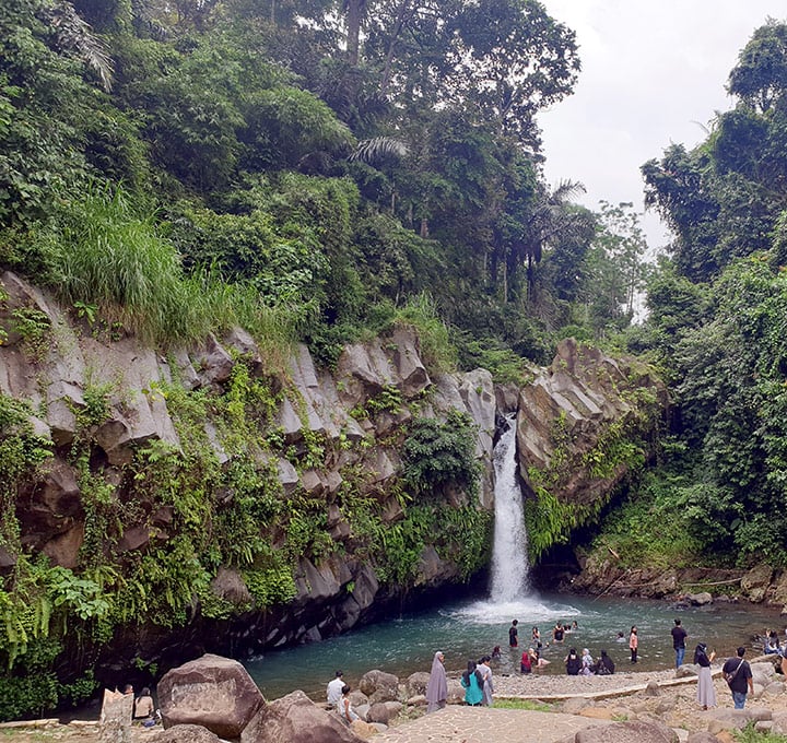 berenang di Air Terjun Way Lalaan