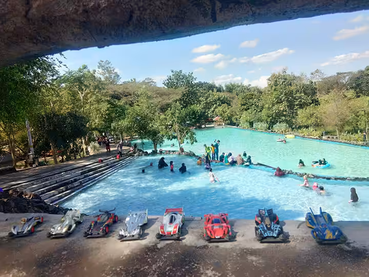 berenang di Umbul Siblarak