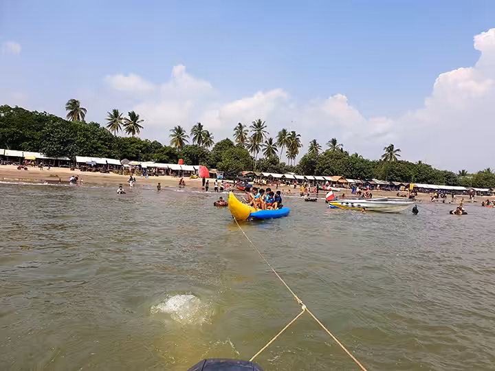 bermain banana boat di Pantai Florida Banten