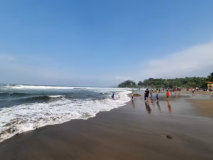bermain di Pantai Karang Hawu