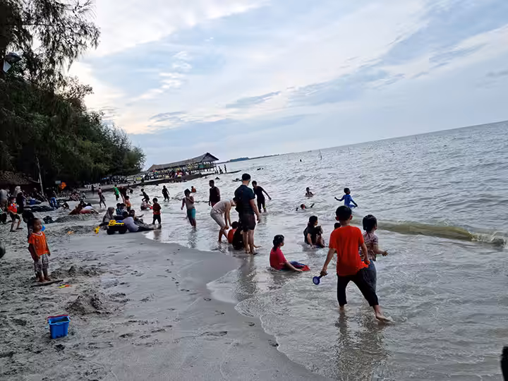 bermain di Pantai Pondok Permai
