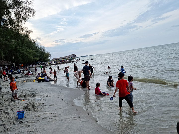 bermain di Pantai Pondok Permai