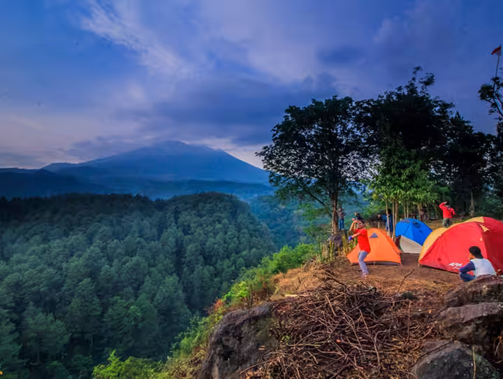 camping di gunung ciwaru rajagaluh