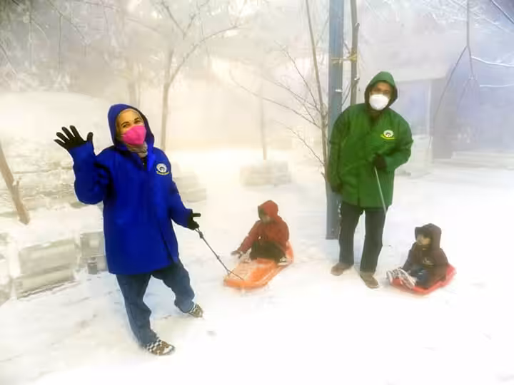 kereta luncur Snow World International Mall Revo Town