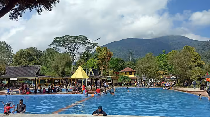 kolam renang Pemandian Air Panas Ciwalini