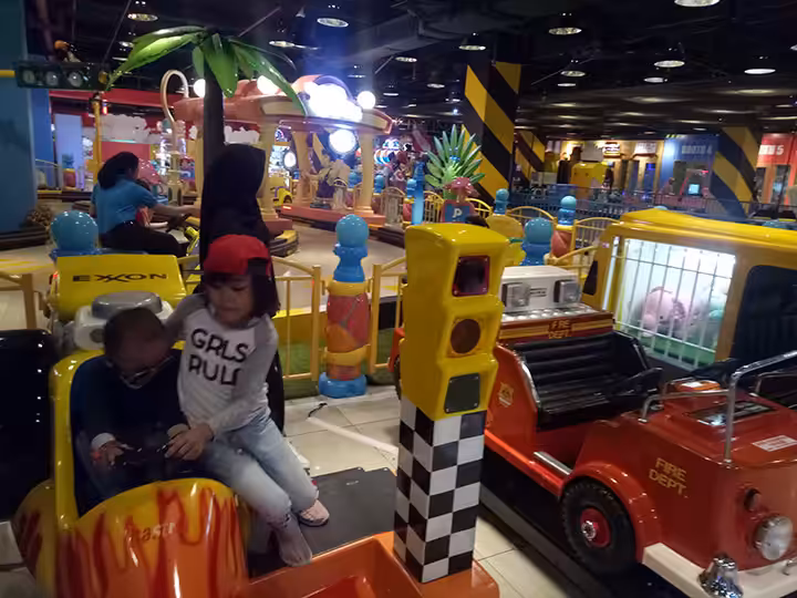 taman bermain Mall Taman Palem