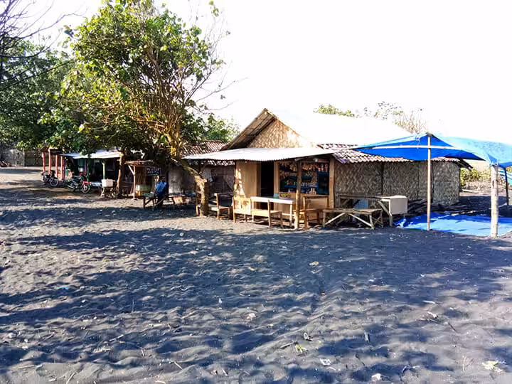 fasilitas warung makan di Pantai Watu Pecak