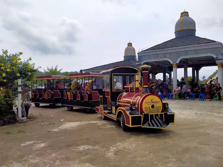 Fasilitas Wisata Istana Taman Cadas