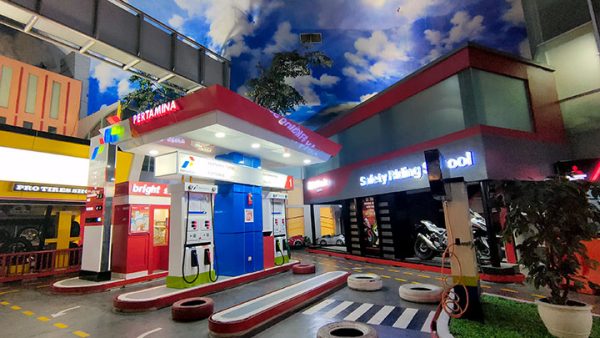 KidZania Jakarta anak-anak menggunakan fasilitas permainan