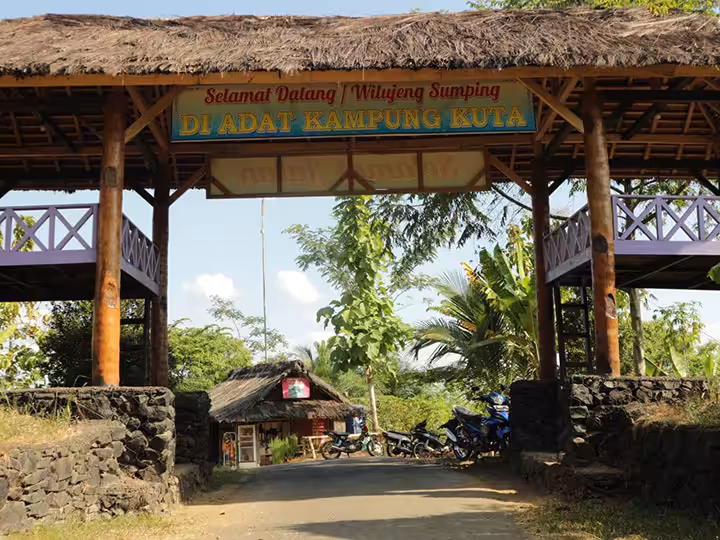 Wisata Kampung Adat Kuta