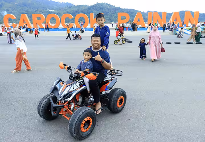 main atv di Pantai Carocok Painan