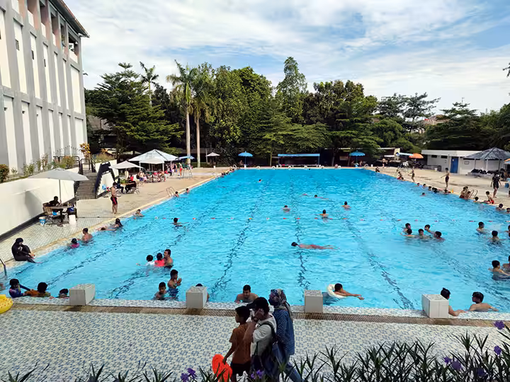berenang di Kolam Renang Tirta Yudha