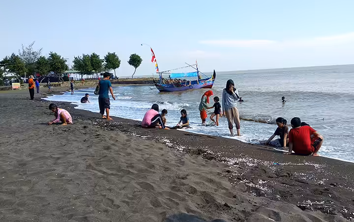 bermain di Pantai Cahaya Kendal