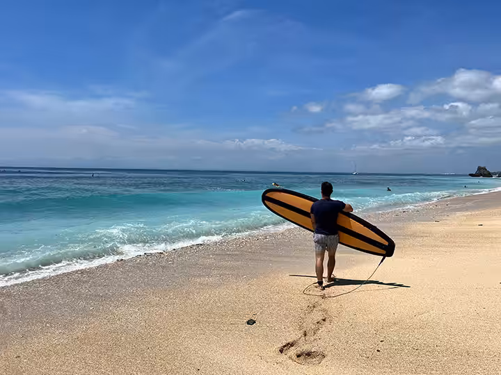 Bermain surfing di Pantai Thomas