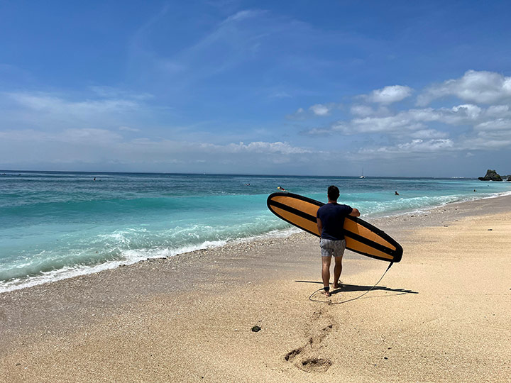 Bermain surfing di Pantai Thomas