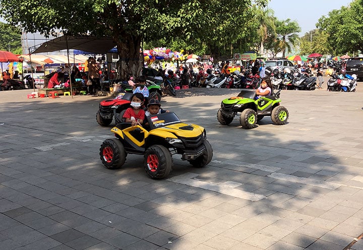 fasilitas dan kuliner Alun alun Karanganyar