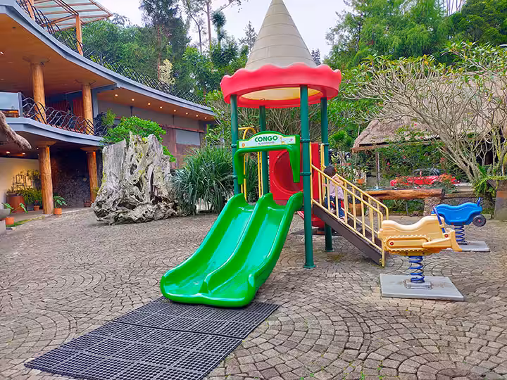 fasilitas playground di Cafe Congo