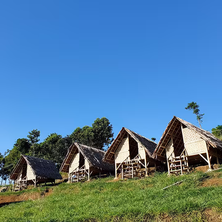 fasilitas saung di Curug Putri Pelangi