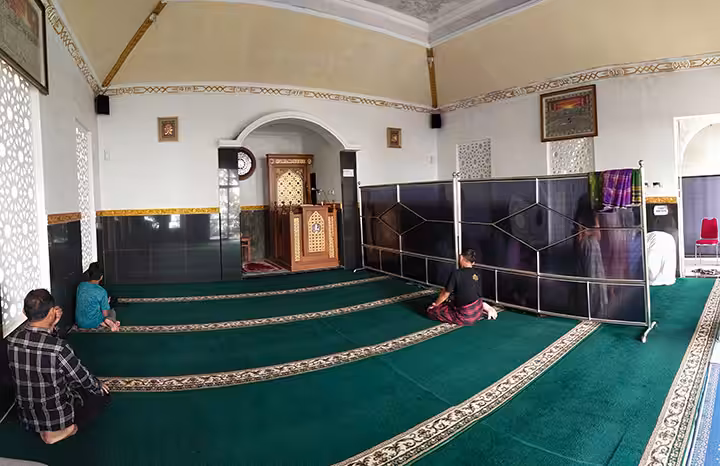 Fasilitas muhsolla di Mbah Djoe Resort